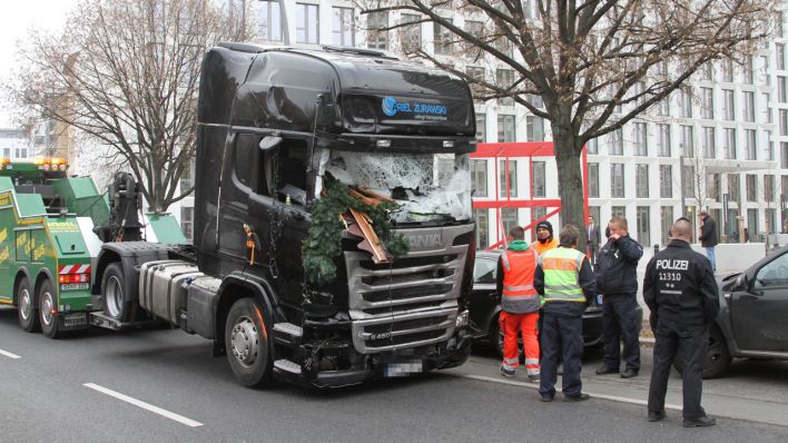 Der schwer beschädigte Lkw, mit dem am 20.12.2016 auf dem Berliner Breitscheidplatz ein Terror-Anschlag verübt wurde, wird abgeschleppt (Quelle: dpa/Wuest).)