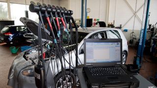 Archivbild: Ein Software-Update wird im Rahmen der Rückrufaktion zum Abgasskandal auf einen Volkswagen Golf mit einem 2,0-Liter-Dieselmotor in einer Werkstatt geladen (Quelle: dpa/Julian Stratenschulte)