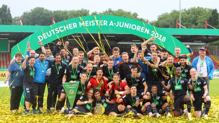 Die U19 von Hertha BSC jubelt über den deutschen Meistertitel bei den A-Junioren