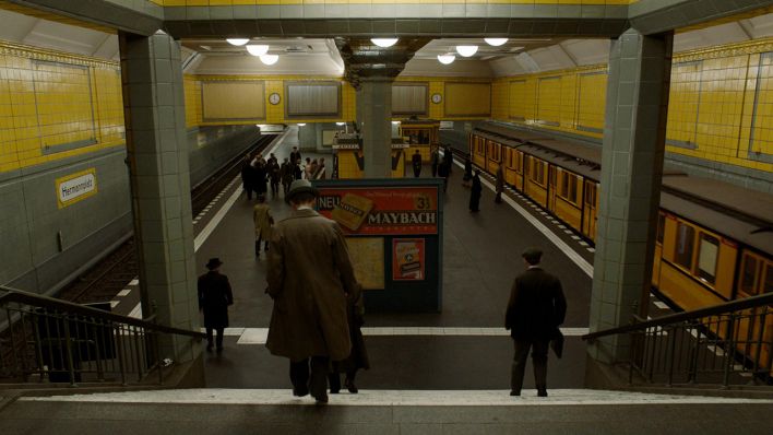 Standbild aus Babylon Berlin: Gereon Rath (Volker Bruch) eilt zum einfahrenden Zug im historischen U-Bahnhof Hermannplatz (Quelle: X Filme | ARD Degeto | sky | Beta)