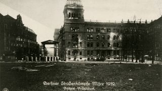 Historische Fotografie: Das beschädigte Gebäude des Polizeipräsidiums am Alexanderplatz ("Rote Burg") nach Berliner Straßenkämpfen im März 1919. (Bild: dpa)