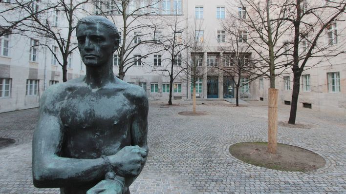Innenhof der Gedenkstaette Bendlerblock mit Statue am Erschiessungsort der Widerstandskaempfer um Graf zu Stauffenberg. (Quelle: imago/Ralph Peters)
