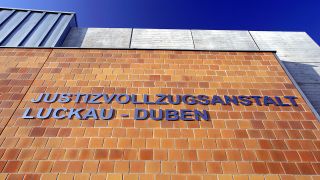 Archivbild: Schriftzug am Gebäude der JVA Luckau-Duben im Jahr 2005. (Quelle: imago/Rainer Weisflog)