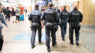 Archivbild: Aktion der Bundespolizei gegen Waffen und Gewalt in Bahnhöfen , Berlin Alexanderplatz. (Quelle: imago/