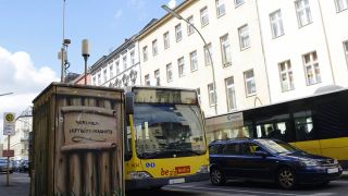 Eine Feinstaubmessstellt in derSilbersteinstraße/Ecke Karl-Marx-Straße. (Bild: imago/Bernd Friedel)