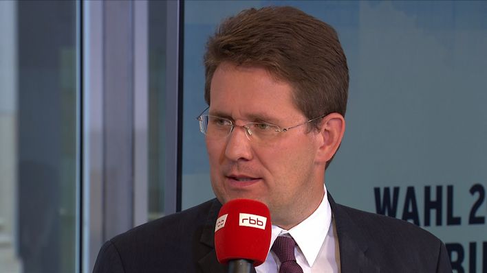 Péter Vida, Spitzenkandidat der BVB/Freie Wähler spricht am 01.09.2019 im rbb über die Ergebnisse der Landtagswahl in Brandenburg (Bild: rbb)