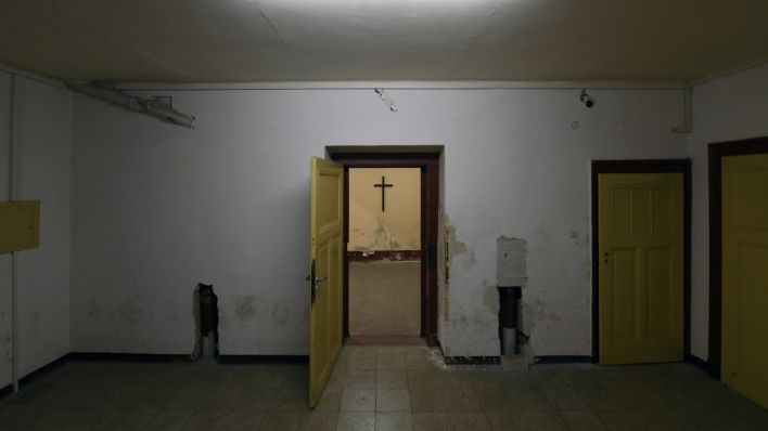 Ein Kreuz hängt am in dem Raum der früheren zentralen Hinrichtungsstätte der DDR in Leipzig (Quelle: DPA/Hendrik Schmidt)