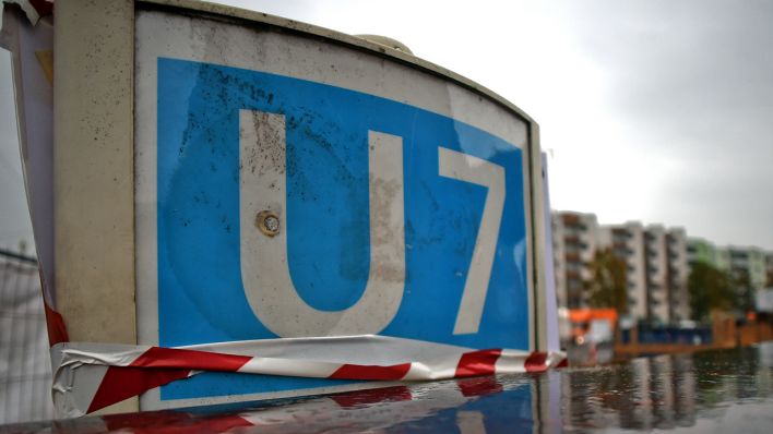 Das Schild der U7 im Regen