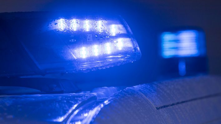 Blaulichter leuchten auf einem Streifenwagen der Polizei (Quelle: dpa/Büttner).