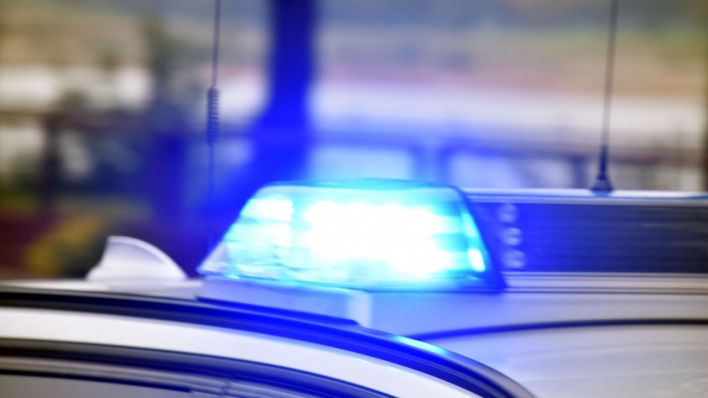 Symbolbild: Blaulicht auf einem Polizeiwagen (Quelle: dpa/Horst Galuschka)