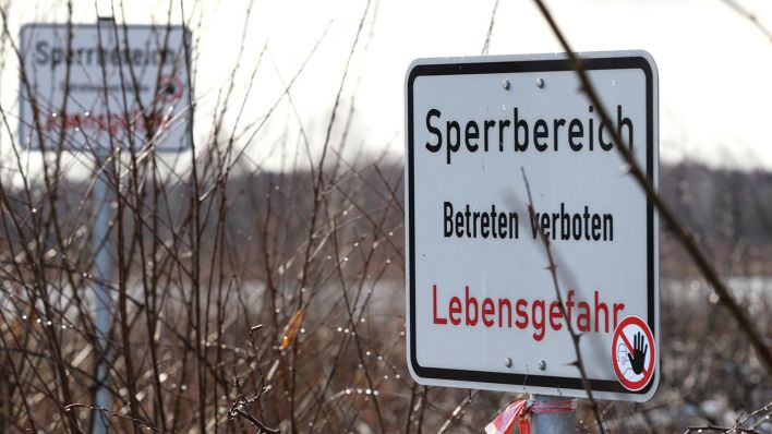 Schild in Lauchhammer, das auf Flächensperrungen aufgrund von Bergbaufolgen hinweist. (Quelle: dpa/Steffen Rasche)