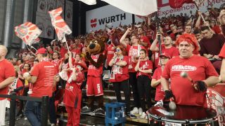 Fans der "Roten Wand", dem Heimblock von Brose Bamberg, feuern im Pokalfinale am 7.02.19 ihre Mannschaft gegen Alba Berlin an (Quelle: rbb|24 / Schneider).