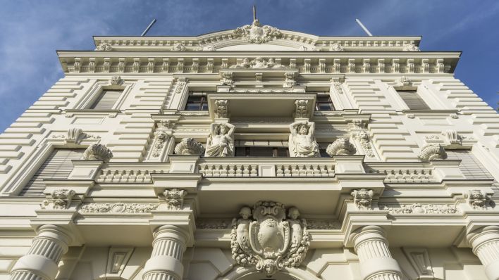 Die Fassade des Verwaltungsgerichts Potsdam (Quelle: dpa/Global Travel Images).