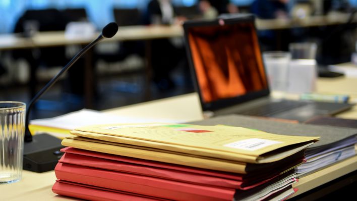 Akten liegen im Konferenzsaal der JVA Moabit bei der Sitzung des Untersuchungsausschuss "Terroranschlag Breitscheidplatz" auf dem Tisch (Quelle: dpa/Pedersen).