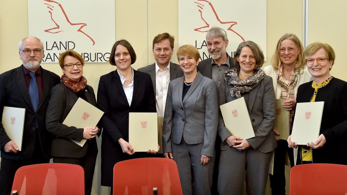 Gruppenbild mit Wirtschaftsministerin Martina Münch nach Unterzeichnung der Hochschulverträge (Quelle: dpa/Bernd Settnik)