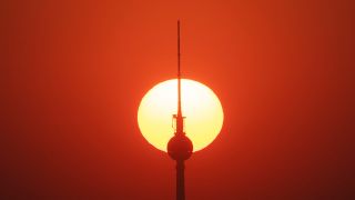 08.04.2019, Berlin: Die Sonne geht hinter dem Fernsehturm auf. (Quelle: dpa/Zinken)