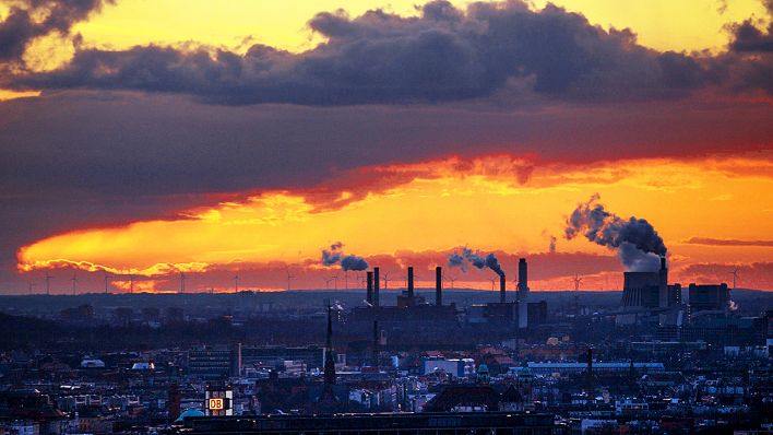 Archivbild: Blick auf das Kraftwerk Reuter bei Sonnenuntergang am 18.03.2008 (Bild: imago)