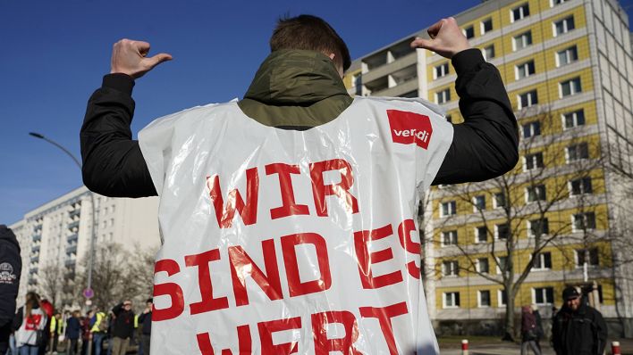 Ein Demonstrant zeigt beim BVG-Warnstreik vor der BVG Zentrale in der Holzmarktstraße 15-17 am 15.02.2019 auf den Spruch "Wir sind es wert". (Quelle: imago)