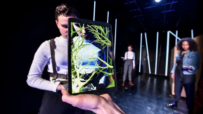 Das Pressebild des Deutschen Theaters zeigt eine Szene der Inszenierung "Verirrten sich im Wald" (Bild: Arno Declair)