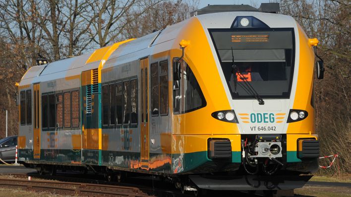Symbolbild: Ein Zug der Ostdeutschen Eisenbahn GmbH (ODEG) (Quelle: dpa/Bernd Settnik)