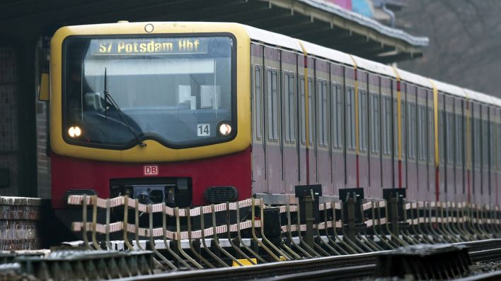 Die S7 fährt in den Bahnhof Babelsberg bei Potsdam ein (Archiv)