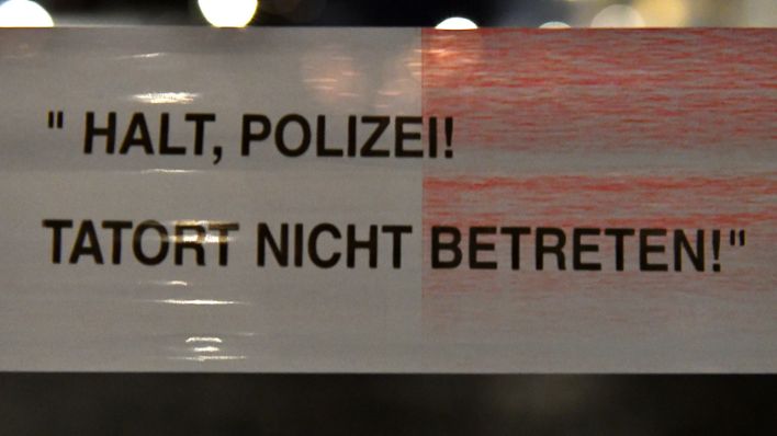 Ein Absperrband der Polizei mit der Aufschrift "Tatort nicht betreten" (Archiv)