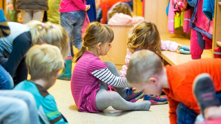 Kindergartenkinder ziehen sich ihre Schuhe an. Quelle: dpa/Jens Büttner