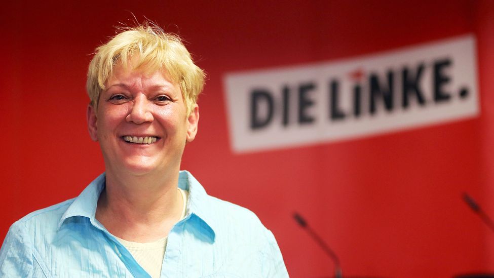 Archivbild: Die Berliner Europa-Abgeordnete Martina Michels von den Linken blickt am 26.05.2014 in der Parteizentrale in Berlin in die Kamera (Quelle: dpa/ Kumm)