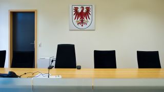 Ein Verhandlungssaal mit dem Wappen des Landes Brandenburg am 27.06.2013 im Verwaltungsgericht in Cottbus. (Foto: dpa/Patrick Pleul)