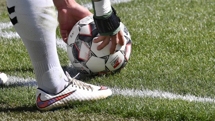 Symbolbild: Ein Fußball wird auf den Rasen gelegt (Quelle: imago images / Zink)