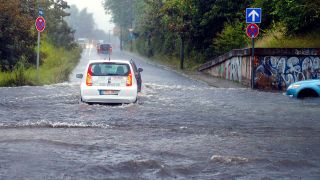 Archivbild: Überschwemmung auf Märkischer Allee nach einem Unwetter Berlin, 22.07.2017 (Bild: imago/Andreas Gora)