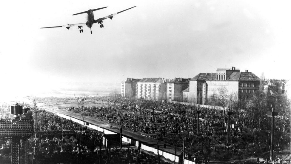 Ein Transportflugzeug der US-Luftwaffe im Landeanflug auf den Berliner Flughafen Tempelhof