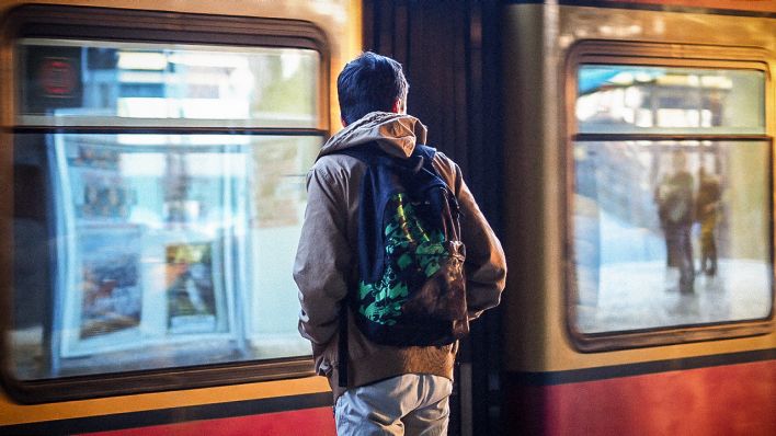 Ein Jugendlicher auf einem S-Bahnsteig in Berlin (Quelle: dpa/Steinberg)