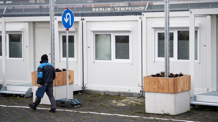 Container stehen auf dem Gelände der Gemeinschaftsunterkünfte für Geflüchtete auf dem Tempelhofer Feld in Berlin (Quelle: dpa/Bernd von Jutrczenka)