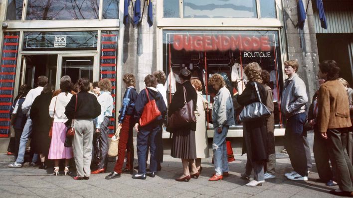 Archivbild: Schlangestehen vor einem Bekleidungsgeschäft für Jugendliche in Ost-Berlin im April 1986 (Quelle: dpa/Chris Hoffmann)