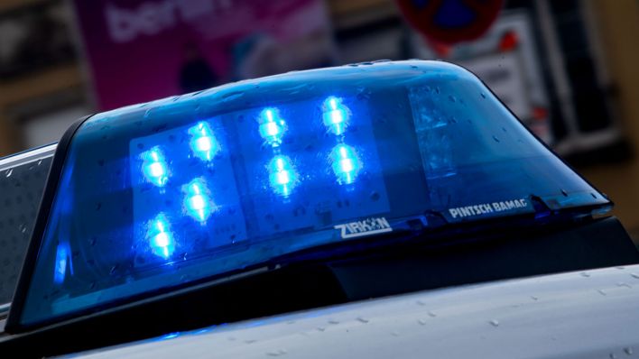 01.05.2019, Berlin: Ein Polizeiauto fährt mit Blaulicht über eine Straße (Quelle: dpa / Monika Skolimowska)