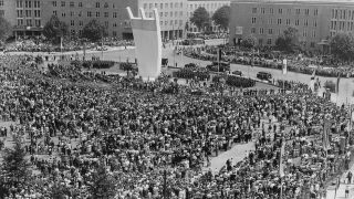 Am 10. Juli 1951 wurde im Beisein von Tausenden von Berlinern als Dank für die Hilfe während der Berlin-Blockade das Luftbrückendenkmal auf dem Platz der Luftbrücke vor dem Flughafen Tempelhof eingeweiht (Quelle: dpa)