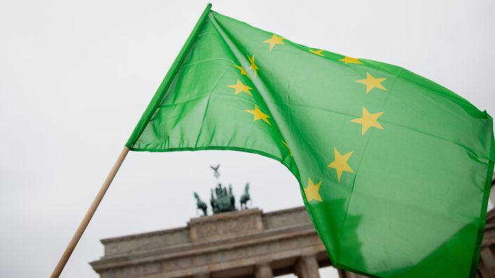 Grüne Fahne mit den Sternen Europas vor dem Brandenburger Tor (Quelle: dpa/Kay Nietfeld)