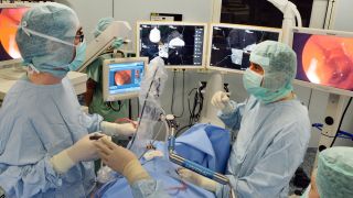 Zwei Ärzte operieren einen Patienten mit Hirntumor (Quelle: dpa/Grubitzsch).