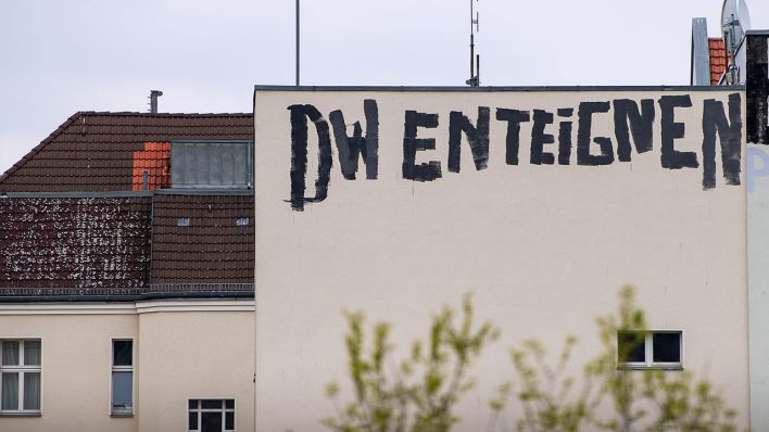 Ein Graffito "DW enteignen" prangt an der Brandmauer eines Wohnhauses im Berliner Bezirk Westend (Quelle: ZB/Monika Skolimowska)