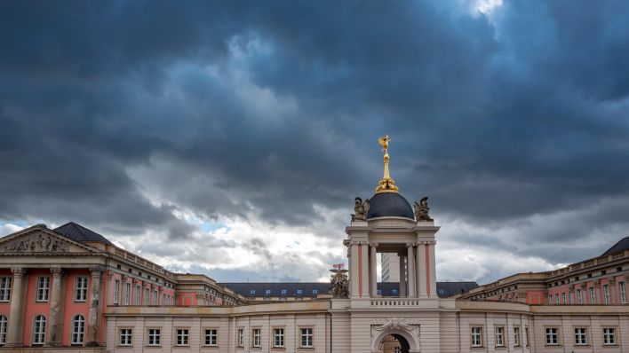 Dunkle Wolken hängen über dem Fortuna Portal am Potsdamer Landtag (Quelle: dpa/Spremberg)