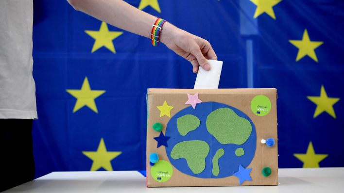 Stimmenabgabe zur U18-Europawahl (Quelle: dpa/Britta Pedersen)