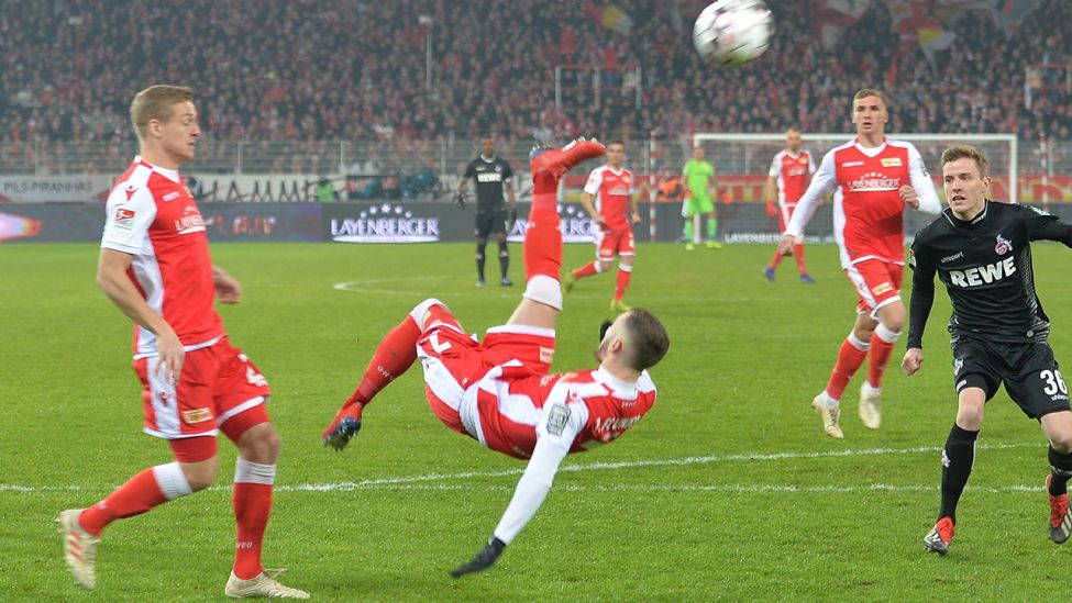 Und schon wieder ein Fallrückzieher-Tor: Marcel Hartel erzielt das frühe 1:0 gegen Köln. / imago/Matthias Koch
