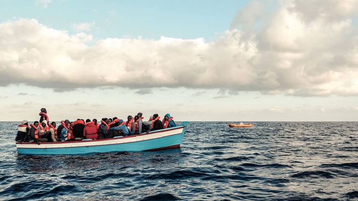 Flüchtlinge auf einem Boot auf dem Mittelmeer (Quelle: imago/Rene Traut)
