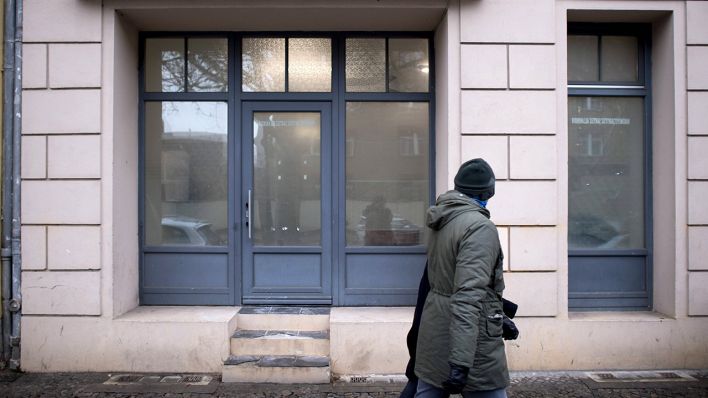 Ein Passant geht an den Räumen der geschlossenen Fussilet-Moschee in Berlin-Moabit vorbei. (Quelle: imago/IPON)