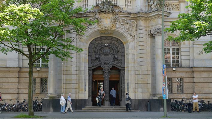 Menschen betreten und verlassen das Berliner Landgericht in der Turmstraße. (Quelle: imago/Schöning)