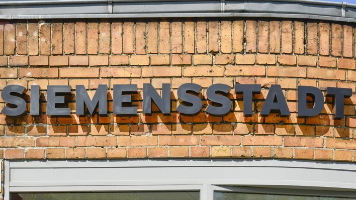Der Schriftzug "Siemensstadt" am Haus von Fred Forbat