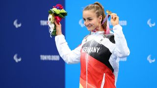 Die Berliner Schwimmerin Elena Krawzow präsentiert stolz ihre paralympische Goldmedaille (imago/AFLOSPORT).