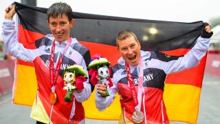 Jana Majunke und Angelika Dreock-Käser bejubeln ihre paralympischen Medaillen (Quelle: Imago/Beautiful Sports).