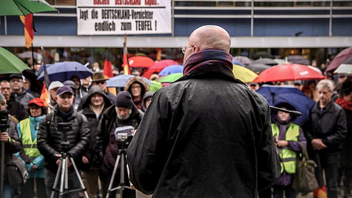 AfD-Landeschef Andreas Kalbitz beschwört den Schulterschluss zwischen Partei, Pegida und Zukunft Heimat auf einer Demonstration in Cottbus. "Angst Macht Politik" (Quelle: rbb)